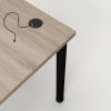 Roble Cambrian_Escritorio Alto_Pasacables_Patas Negras_Detalle