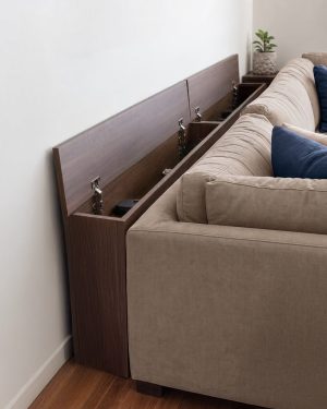 Estante para sofá con puertas superiores